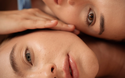 Douleurs de règles, acné. Et si c’était un déséquilibre hormonal ?