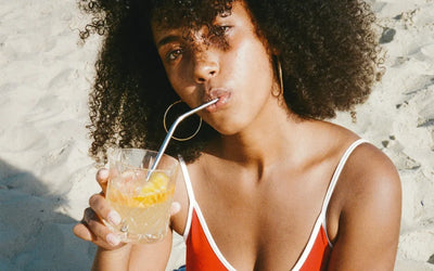 Alcool, hormones, SPM et douleurs de règles : comment bien boire cet été ?